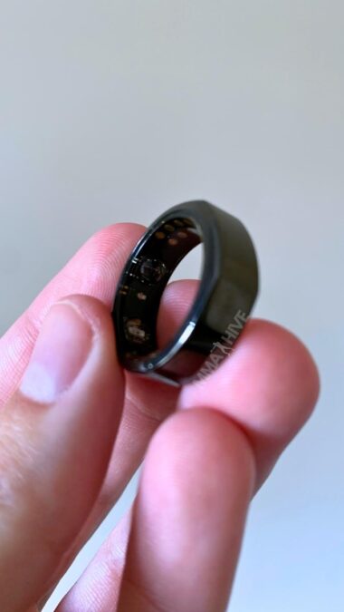 Oura ring angle closeup on sensors